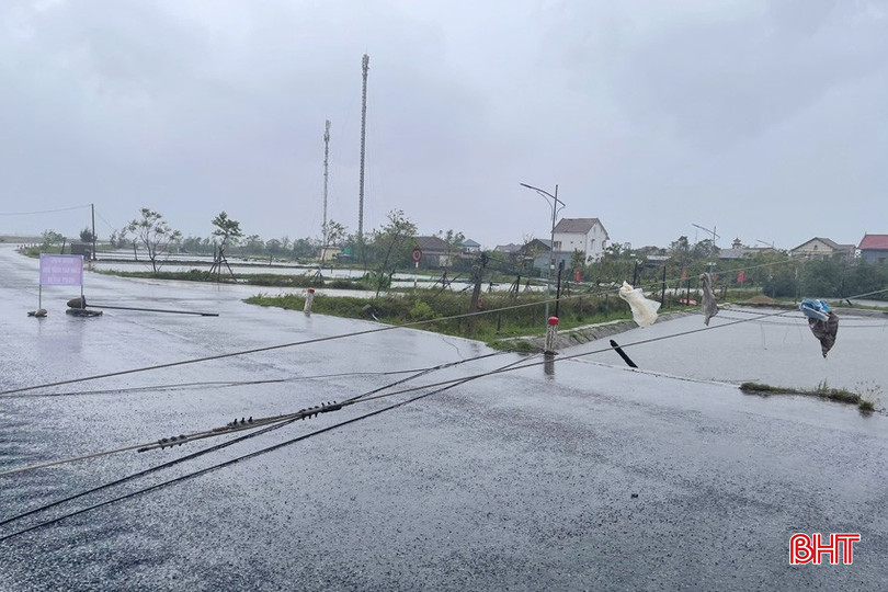 Đường dây điện chắn ngang đường giao thông khiến các phương tiện không thể đi lại.