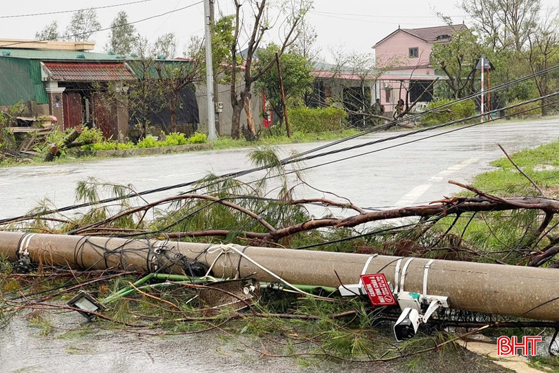 Cột điện trung thế gãy chắn ngang đường giao thông.