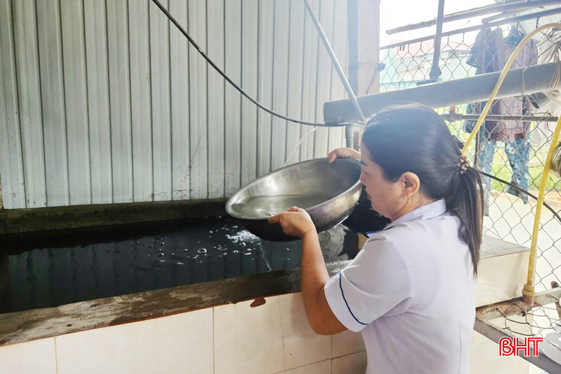 Cán bộ y tế xã Cẩm Duệ tiến hành khử trùng nguồn nước cho người dân bằng Cloramin B.