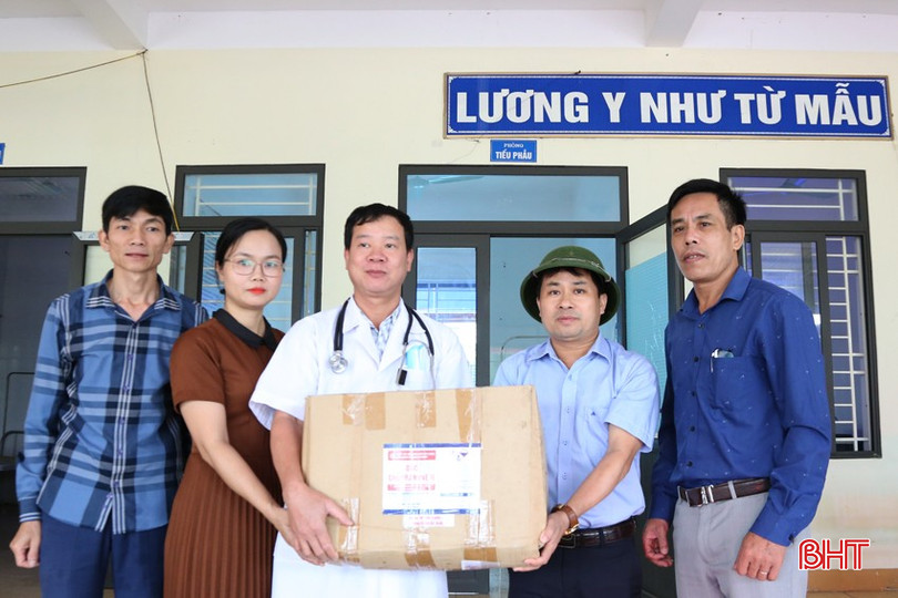 Trung tâm Kiểm soát bệnh tật Hà Tĩnh hỗ trợ hóa chất Cloramin B cho Trạm Y tế xã Cẩm Mỹ.