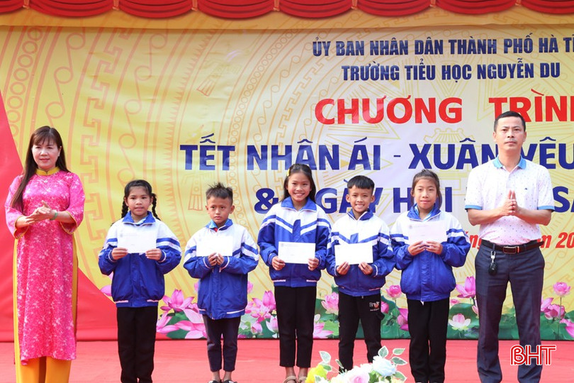 Nhà trường trao quà cho học sinh các trường: Tiểu học Thạch Trung, Tiểu học Thạch Hạ và Làng trẻ em mồ côi Hà Tĩnh.