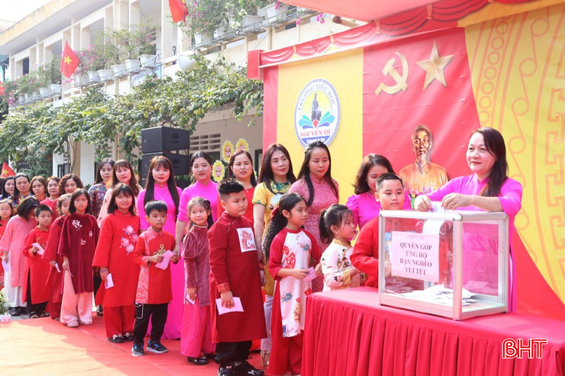 Cán bộ, giáo viên, nhân viên và học sinh nhà trường quyên góp kinh phí để trao tặng các suất quà tết.