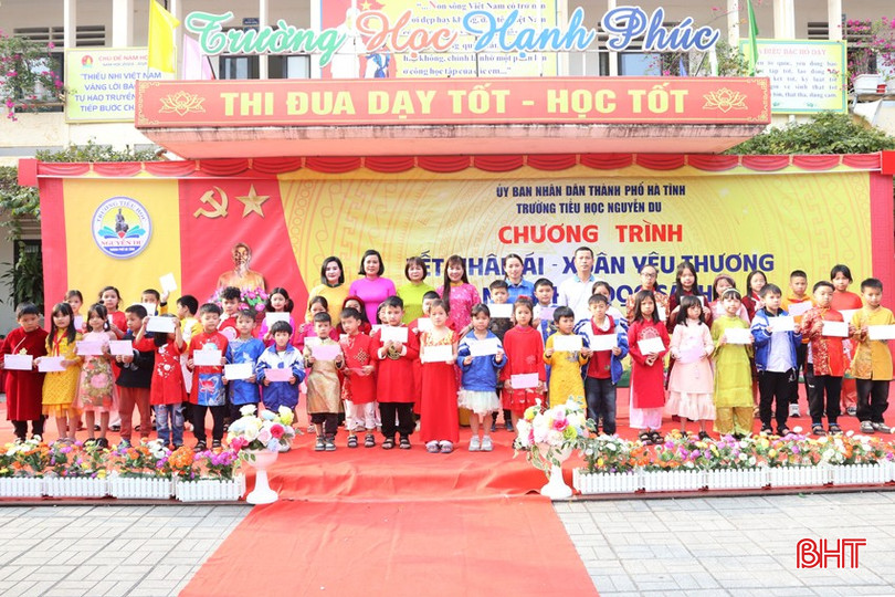Số tiền quyên góp được nhà trường trao tặng cho các cán bộ, giáo viên có hoàn cảnh khó khăn, học sinh nghèo, mồ côi.