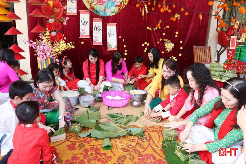 Tham dự chương trình, các em học sinh còn được trải nghiệm gói bánh chưng cùng với các thầy cô giáo nhằm giáo dục về những nét đẹp truyền thống của dân tộc trong dịp Tết cổ truyền.