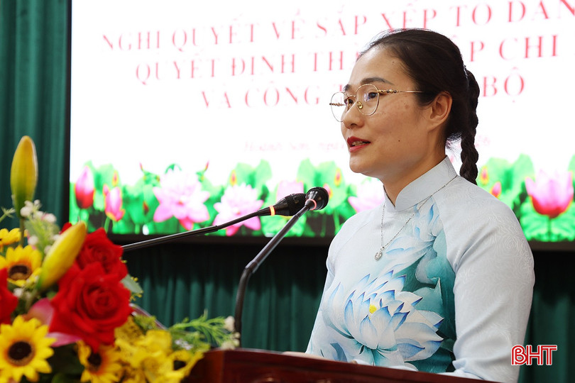 Đại diện Ban Xây dựng Đảng công bố quyết định của Đảng ủy phường Hoành Sơn về thành lập 7 chi bộ, chỉ định nhân sự cấp ủy, bí thư chi bộ.