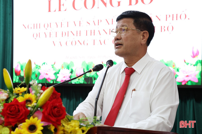 Đại diện Thường trực HĐND phường Hoành Sơn công bố nghị quyết về thành lập 10 tổ dân phố mới.