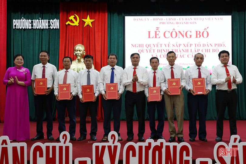Lãnh đạo phường trao quyết định thành lập 7 chi bộ, chỉ định nhân sự cấp ủy, bí thư chi bộ