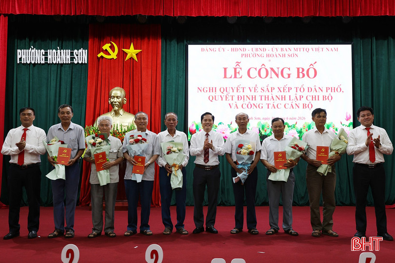 Thường trực Đảng ủy phường tặng hoa cảm ơn sự đóng góp của các cán bộ TDP cũ nay không tiếp tục công tác.