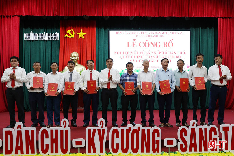 ...trao quyết định của UBND phường về chỉ định tổ trưởng của 10 tổ dân phố mới.