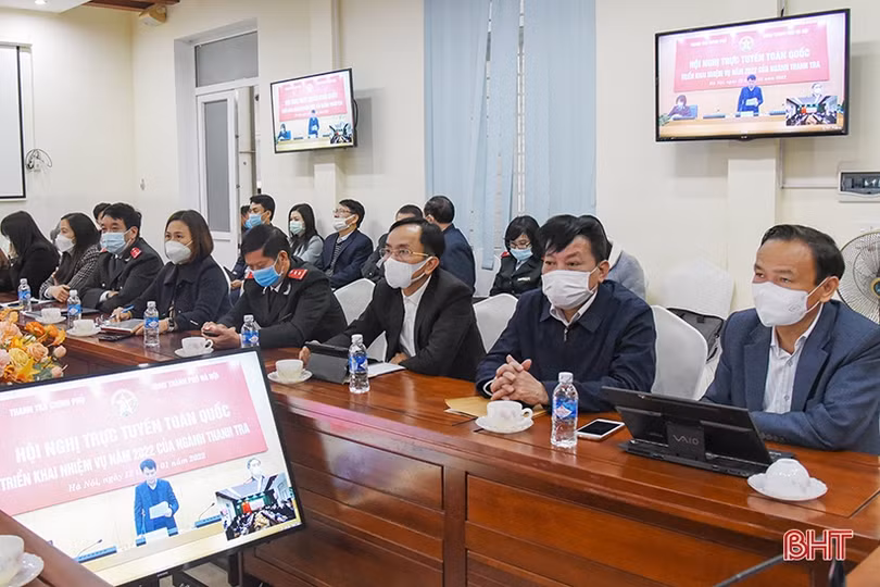 Thanh tra Hà Tĩnh nhận Cờ thi đua của Chính phủ