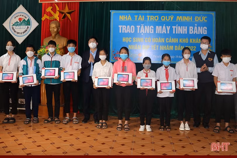 Formosa Hà Tĩnh trao tặng 118 máy tính bảng hỗ trợ học sinh nghèo