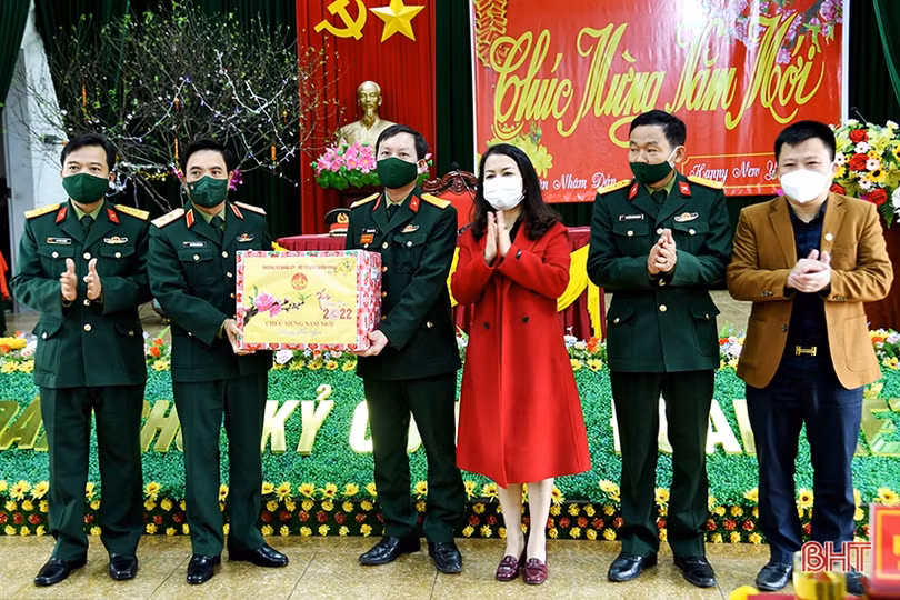 Tư lệnh Quân khu 4 chúc tết cán bộ, chiến sỹ LLVT Hà Tĩnh