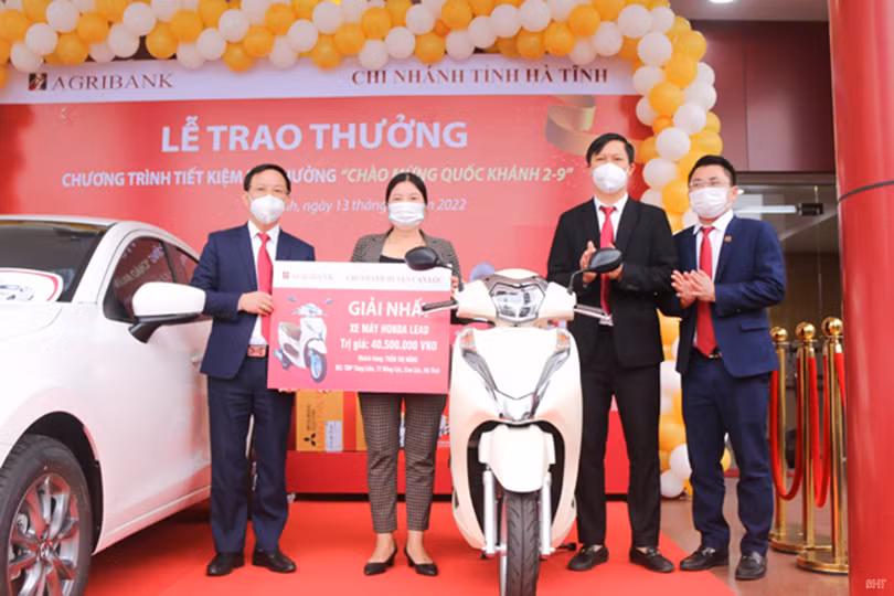 Agribank Chi nhánh tỉnh Hà Tĩnh trao ô tô Mazda2 cho khách hàng trúng thưởng