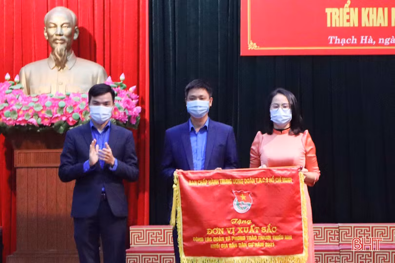 Thủ tướng Chính phủ tặng bằng khen cho Ủy ban MTTQ huyện Thạch Hà