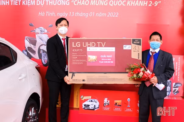 Agribank Chi nhánh tỉnh Hà Tĩnh trao ô tô Mazda2 cho khách hàng trúng thưởng