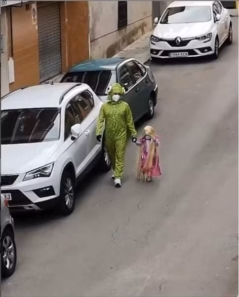 Hai bố con “lên đồ” đi đổ rác