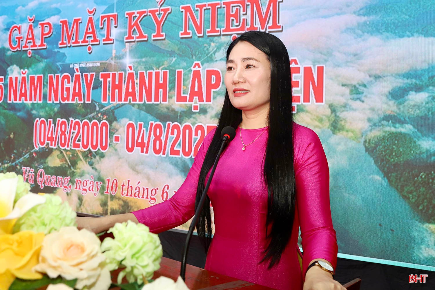 Bí thư Huyện ủy Vũ Quang Nguyễn Thị Việt Hà đọc diễn văn kỷ niệm 25 năm thành lập huyện.