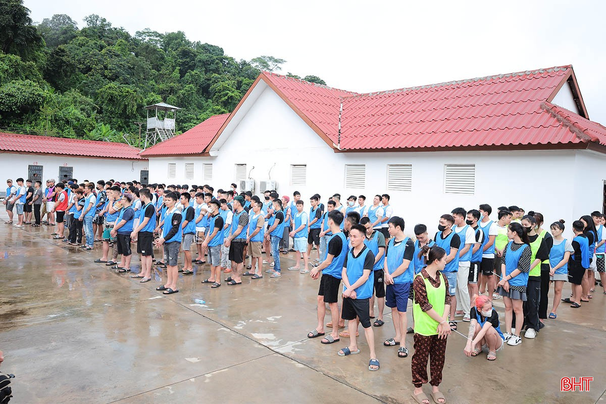 bqbht_br_155-doi-tuong-duoc-di-li-ve-tru-so-tam-giu-cua-cong-an-dac-khu-tam-giac-vang-copy.jpg