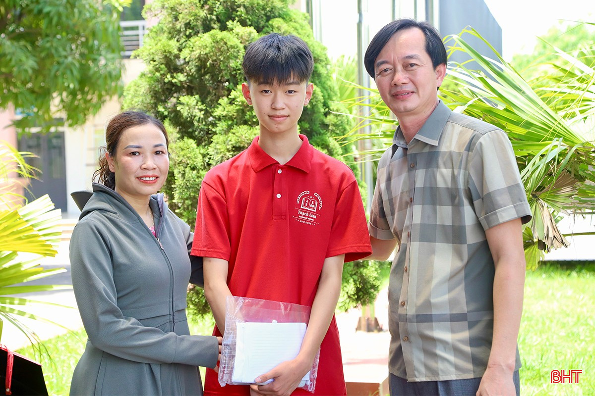 Lúc ấy, những nỗi âu lo tạm lắng xuống, nhường chỗ cho những lời động viên, khích lệ nồng ấm của phụ huynh dành cho các con. Anh Trần Văn Đức (TP Hà Tĩnh) chia sẻ: "Sáng nay, tôi và con dậy từ sớm để đến điểm thi. Dù biết con đã cố gắng rất nhiều, tôi vẫn không khỏi lo lắng, chỉ mong con làm bài thật tốt và đạt được nguyện vọng của mình. Nhìn con bước vào phòng thi mà lòng không thôi hồi hộp, chỉ khi con thi xong, bước ra khỏi cổng trường với nụ cười trên môi thì tôi và vợ mới thực sự nhẹ nhõm".