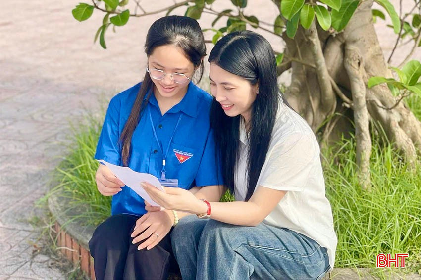 Cô Trần Thị Cảnh Thuần - giáo viên Ngữ văn Trường THPT Mai Thúc Loan (Thạch Hà) cùng học sinh tham khảo các đề thi.