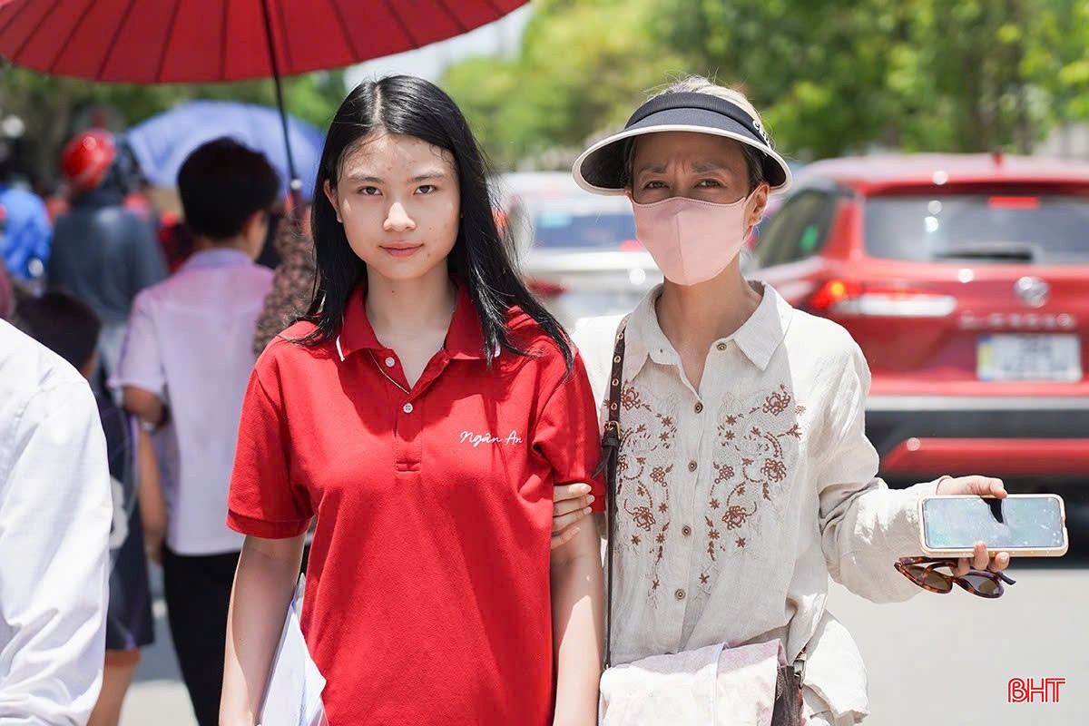 Kỳ thi này qua đi, kỳ thi khác lại đến, nhưng hình ảnh những bậc phụ huynh kiên nhẫn đợi chờ con dưới nắng, dưới mưa trước cổng trường thi vẫn luôn là một hình ảnh đẹp đẽ và đầy ý nghĩa.