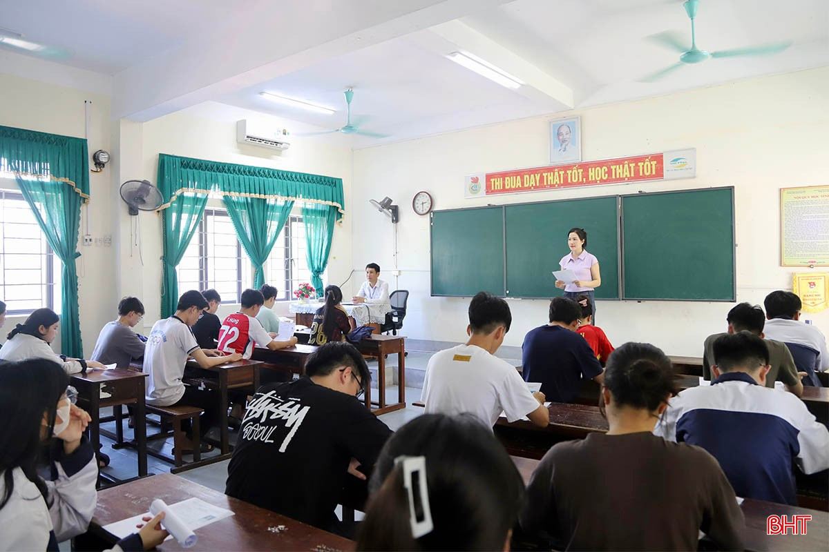 Giám thị phổ biến, quán triệt nội quy, quy chế thi tại điểm thi Trường THPT Chuyên (TP Hà Tĩnh).
