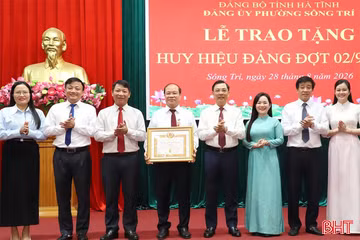 Các địa phương Hà Tĩnh trao Huy hiệu Đảng dịp 2/9