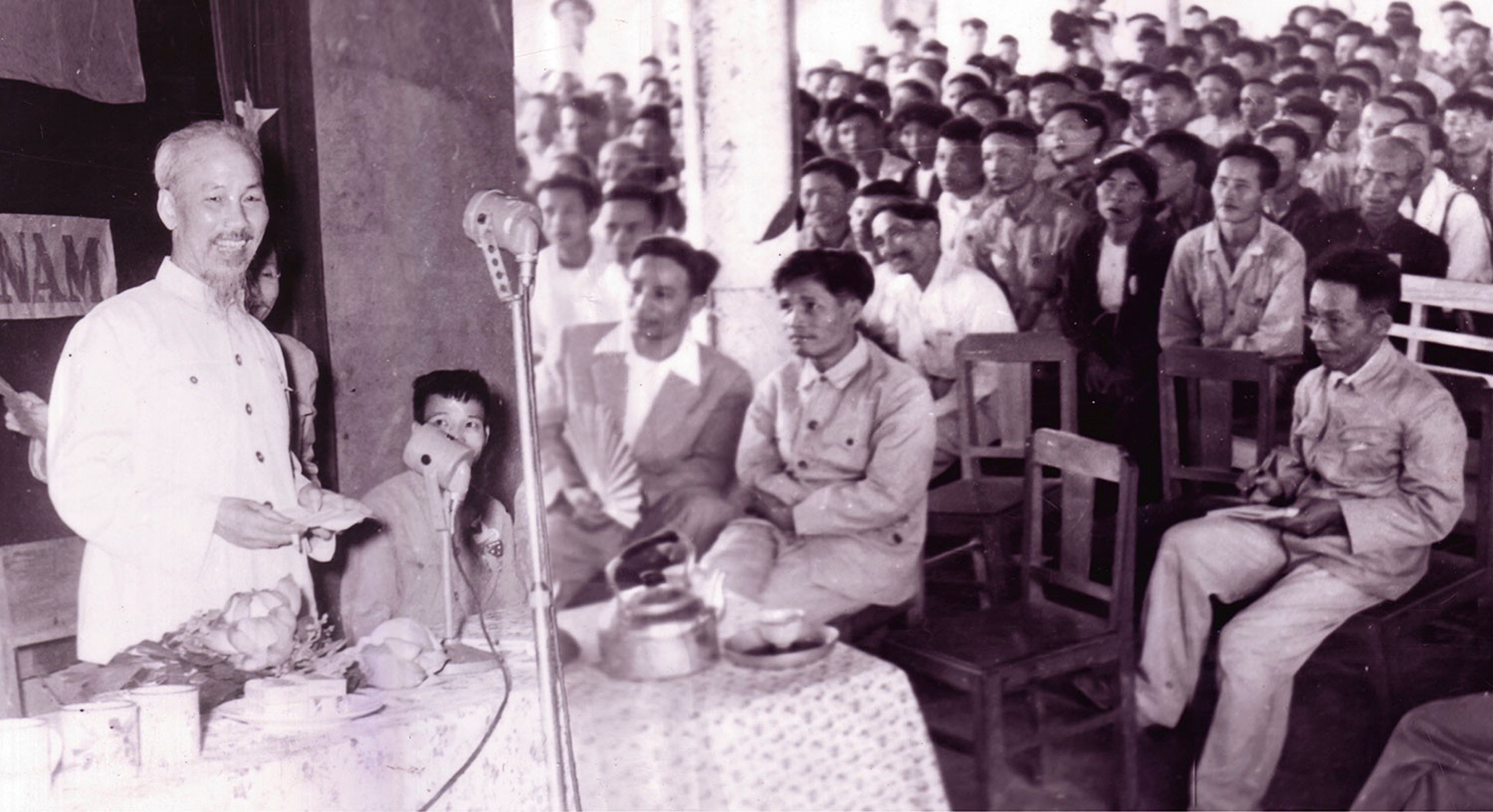 bac-ho-noi-chuyen-voi-can-bo-dang-vien-va-nhan-dan-ha-tinh-trong-chuyen-nguoi-ve-tham-vao-ngay-15-6-1957-anh-tu-lieu.jpg