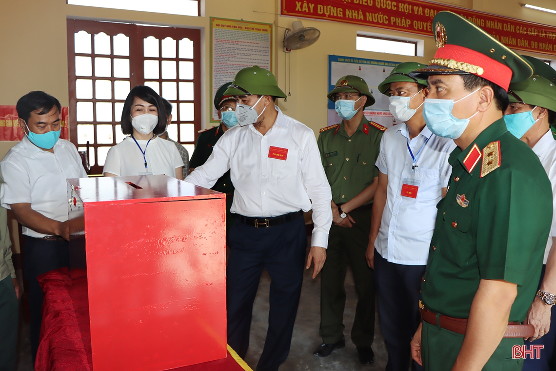 Kiểm tra việc niêm yết tiểu sử ứng cử viên, đảm bảo thuận tiện cho cử tri nghiên cứu, lựa chọn