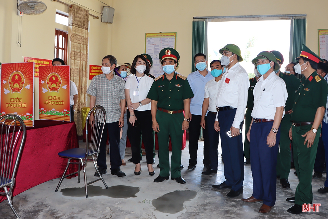 Kiểm tra việc niêm yết tiểu sử ứng cử viên, đảm bảo thuận tiện cho cử tri nghiên cứu, lựa chọn