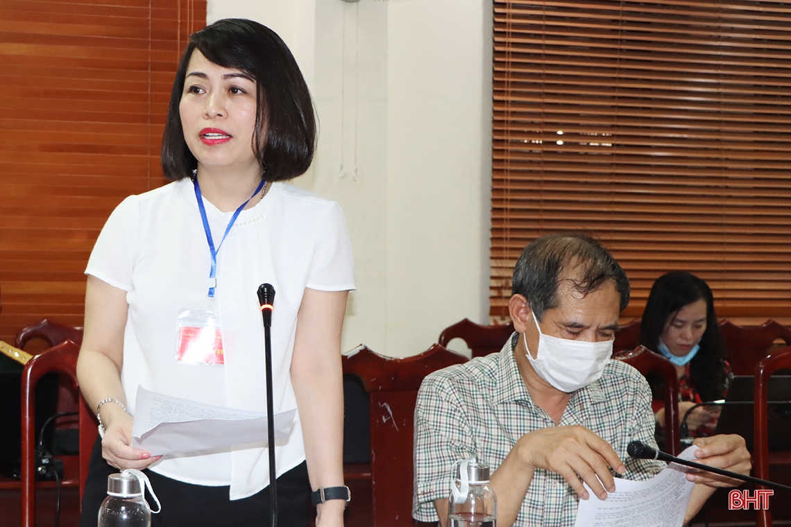 Kiểm tra việc niêm yết tiểu sử ứng cử viên, đảm bảo thuận tiện cho cử tri nghiên cứu, lựa chọn