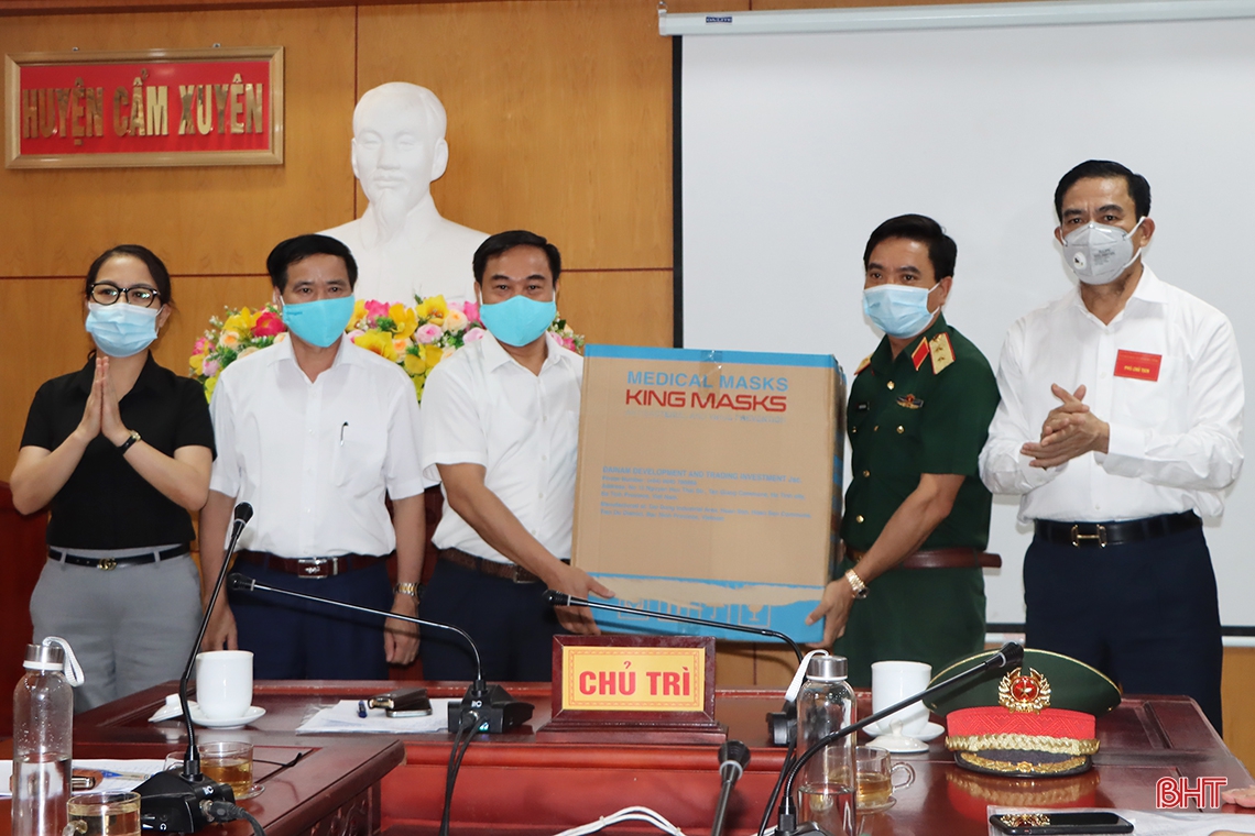Kiểm tra việc niêm yết tiểu sử ứng cử viên, đảm bảo thuận tiện cho cử tri nghiên cứu, lựa chọn