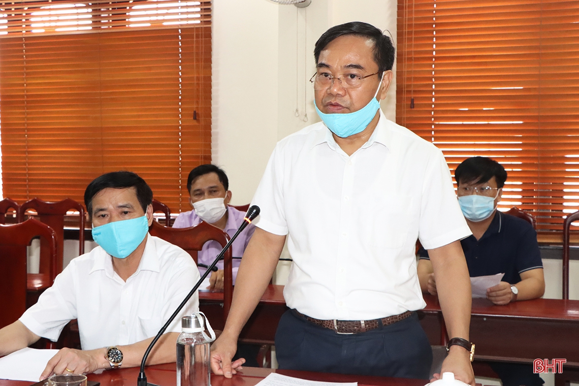 Kiểm tra việc niêm yết tiểu sử ứng cử viên, đảm bảo thuận tiện cho cử tri nghiên cứu, lựa chọn