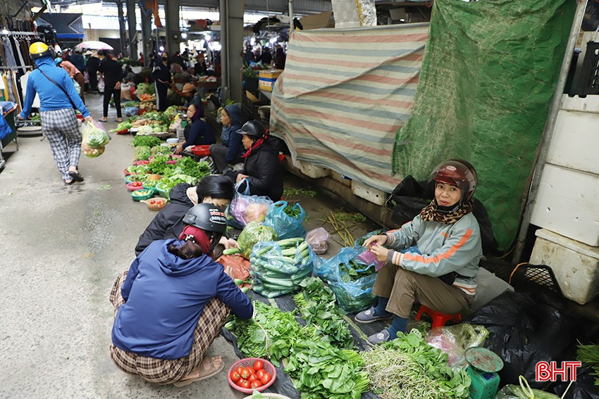 Bà Nguyễn Thị Huệ - tiểu thương bán rau ở chợ Bình Hương (TP Hà Tĩnh) cho hay: “Tôi nhập rau từ vùng trồng của các tỉnh và các địa phương trong tỉnh như: TP Hà Tĩnh, Thạch Hà. Khoảng gần vài tháng nay, vào đợt sản xuất vụ đông, nguồn rau xanh cung ứng cho thị trường lớn và đa dạng nên giá khá rẻ. Nay chợ Tết nhưng giá vẫn ổn định chứ không tăng”.