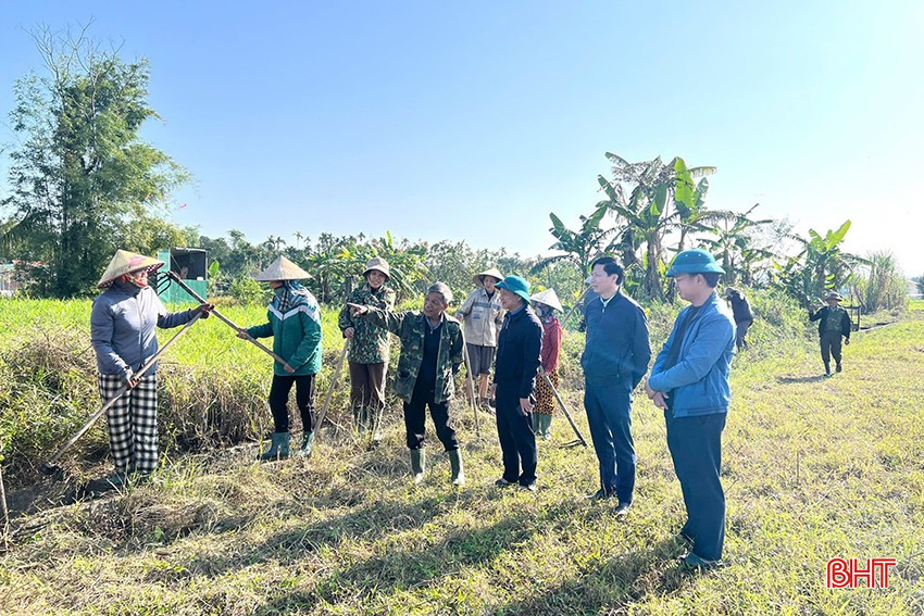 Tại xã Hương Sơn, chính quyền địa phương đã huy động bà con đồng loạt ra quân làm thuỷ lợi nội đồng với tinh thần trách nhiệm cao, tạo nên khí thế thi đua lao động sôi nổi trên các cánh đồng. Công việc chủ yếu là nạo vét bùn đất, khơi thông dòng chảy các tuyến mương nội đồng, gia cố các bờ vùng, bờ thửa đã bị hư hỏng sau mưa lũ, đảm bảo khả năng giữ nước và dẫn nước an toàn, thông suốt về đồng ruộng.