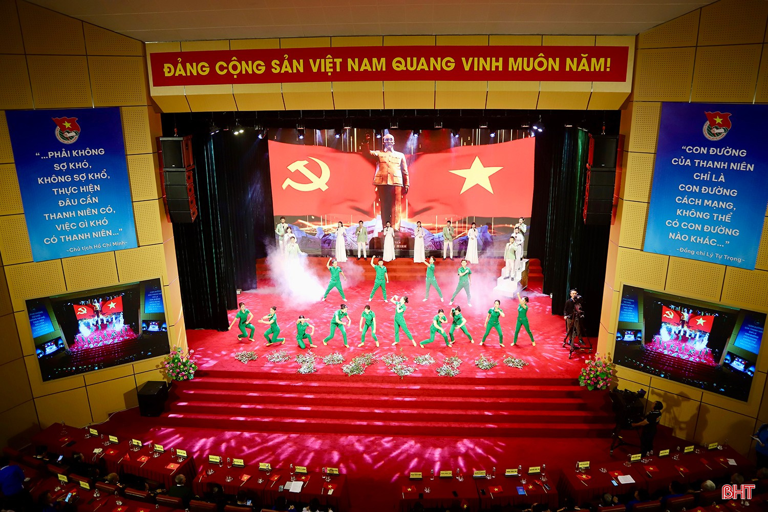 Các tiết mục văn nghệ tại chương trình.
