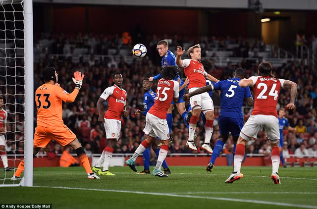 khai man ngoai hang anh arsenal thang nghet tho truoc leicester city