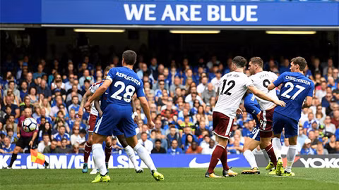 man city thang nhe chelsea phoi ao