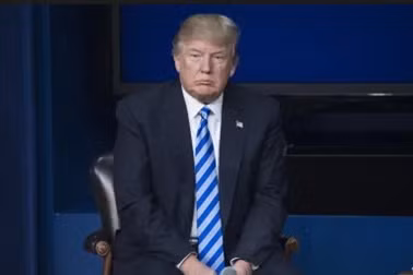tong thong bi quoc hoi tay dau hoi ve quyen luc thuc su cua ong trump