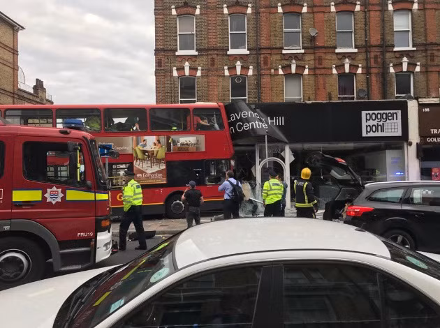 xe buyt dam sau vao nha cao tang o london khien nhieu nguoi bi thuong