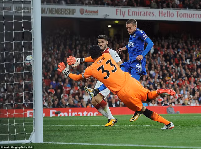 khai man ngoai hang anh arsenal thang nghet tho truoc leicester city