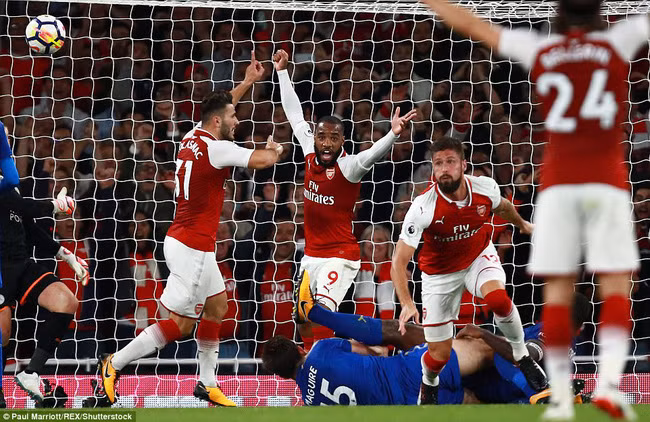 khai man ngoai hang anh arsenal thang nghet tho truoc leicester city