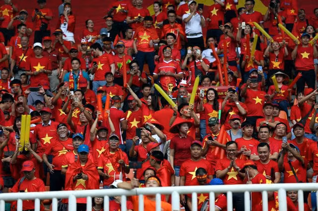 VFF bị phạt gần 300 triệu đồng vì CĐV đốt phát sáng tại ASIAD 2018