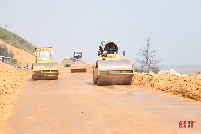 Đường ven biển Hà Tĩnh tăng tốc “về đích” trước Tết Nguyên đán