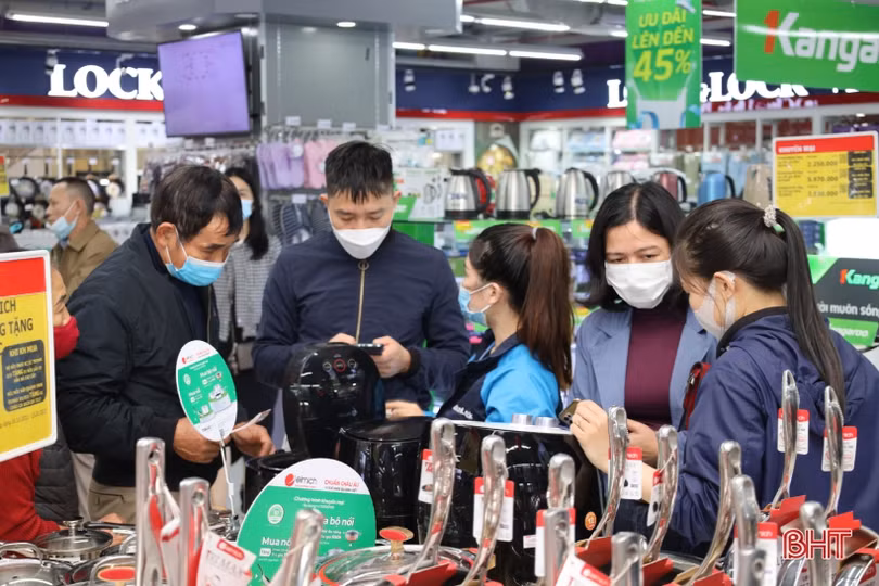 Người dân Hà Tĩnh tranh thủ “thời cơ” mua sắm cho Tết Nguyên đán