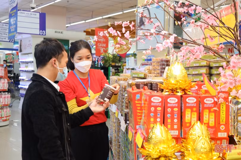 Người dân Hà Tĩnh tranh thủ “thời cơ” mua sắm cho Tết Nguyên đán
