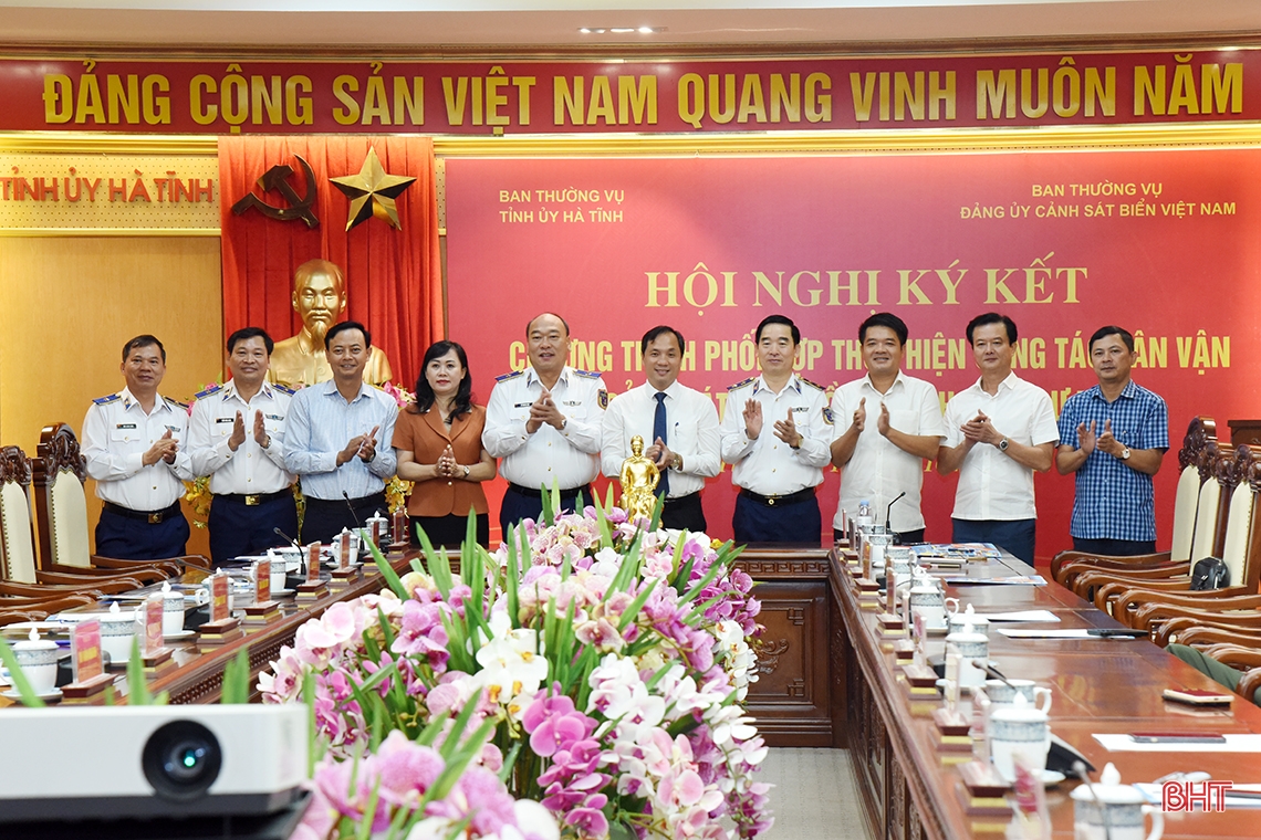 Ký kết phối hợp chương trình Cảnh sát biển đồng hành với ngư dân Hà Tĩnh
