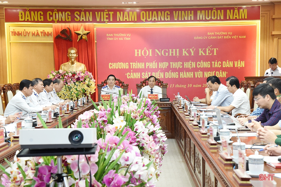 Ký kết phối hợp chương trình Cảnh sát biển đồng hành với ngư dân Hà Tĩnh