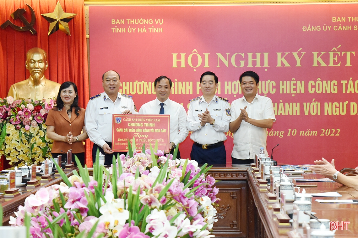 Ký kết phối hợp chương trình Cảnh sát biển đồng hành với ngư dân Hà Tĩnh