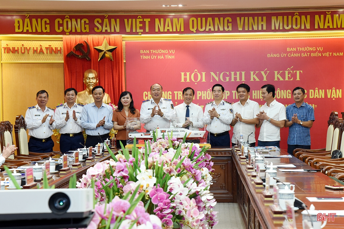Ký kết phối hợp chương trình Cảnh sát biển đồng hành với ngư dân Hà Tĩnh